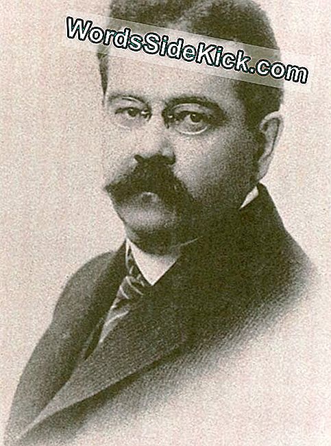 Charles Fort, il primo ufologo, scrisse il primo libro sugli UFO: