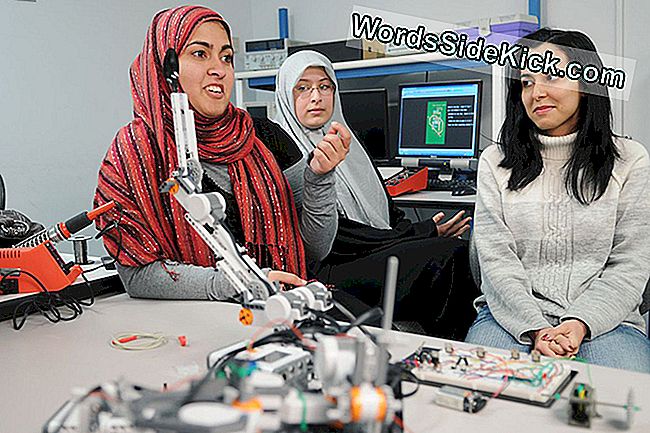 GMU: n bioengineering -laboratoriossa opiskelija Sidra Khan (kaukana vasemmalla) osoittaa laitteen vielä alkuvaiheissa. Joukkueen jäsen Kamran Mohammadi rakensi prototyypin käyttämällä Lego® Mindstorms®-pakettia.