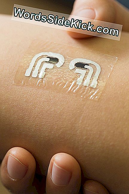 Kalifornijos universiteto San Diege nanoinžinieriai išbandė laikiną tatuiruotę, kuri išgauna ir matuoja skysčio, esančio tarp odos ląstelių, gliukozės lygį.