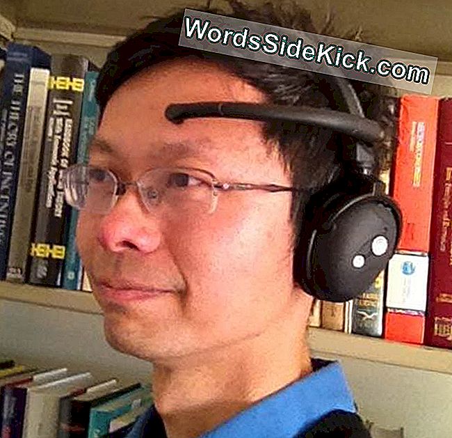 Professori John Chuang malleja NeuroSky MindWave aivojen aaltoanturin.