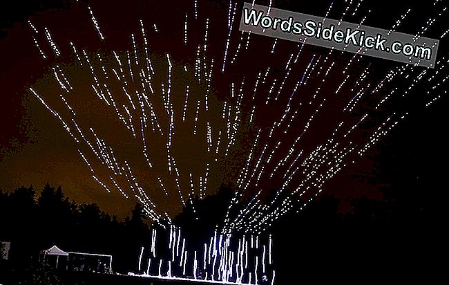 'Vuurwerk' Drones Swarm The Sky, Setting New World Record