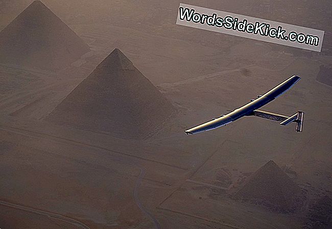 Päikeseenergiaallikas Langeb Üle Egiptuse Püramiidide Ajaloolise Lennu