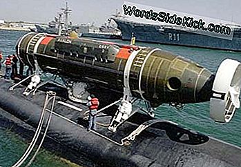 DSRV asegurado a la cubierta de un submarino