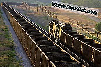 Die offenen Erzwagen dieser Wyoming-Güterbahn sind mit Kohle gefüllt, eine häufige Ladung für Güterbahnen.