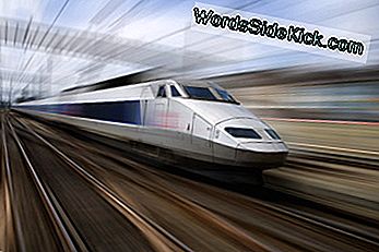 Hochgeschwindigkeitszüge wie der französische TGV-Zug können in Zukunft die Schienen dominieren, aber gelegentlich geraten sie auch in spektakuläre Wracks, genau wie ein normaler alter Zug.